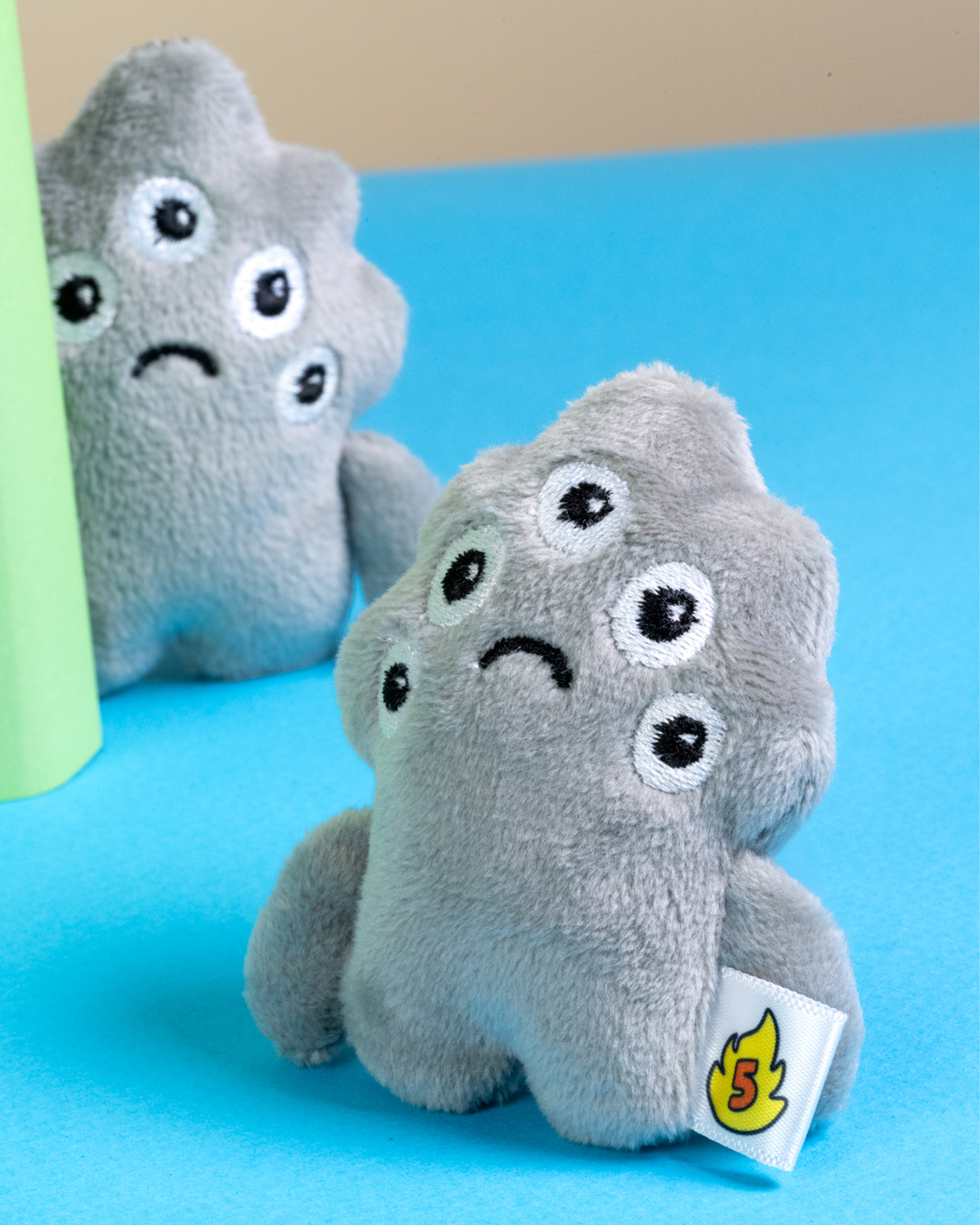 The Eyes chico Charm